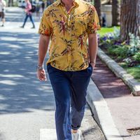 bạn hoàn toàn có thể phối áo Hawaii với nhiều kiểu quần tây, quần chinos hay quần jean trắng.
