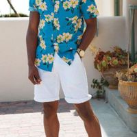 Áo Hawaii và quần shorts