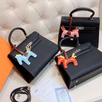 Mùa hè sành điệu cùng BST phụ kiện “chất lừ” từ nhà mốt Hermès
