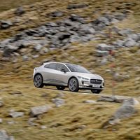 SUV Jaguar I-PACE vượt thử thách Everesting chỉ với 1 lần sạc