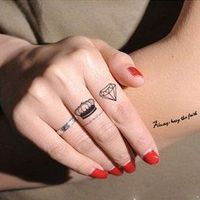 Làm gì để giữ hình xăm trên ngón tay được bền màu?