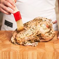 Không ướp gà trước khi nướng