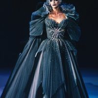 Thông qua những thiết kế avant garde, Mugler thể hiện một sức mạnh gần như vô thực dành cho phái nữ