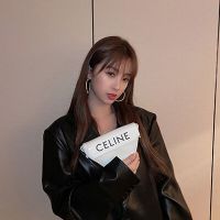 Giới trẻ và cơn sốt túi tam giác Triangle Bag từ nhà mốt Céline-5