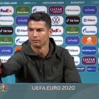 Cú gạt tay của Ronaldo khiến Coca-Cola “bốc hơi” 4 tỷ USD
