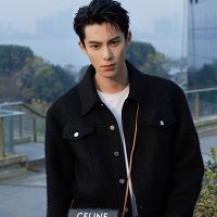 Giới trẻ và cơn sốt túi tam giác Triangle Bag từ nhà mốt Céline-1