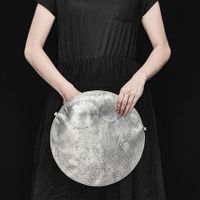 Planetario Clutch Bag - chiếc túi xách tay tinh tế mô phỏng bề mặt phức tạp của Mặt Trăng