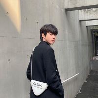 Giới trẻ và cơn sốt túi tam giác Triangle Bag từ nhà mốt Céline-3