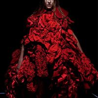 Comme Des Garçons nổi bật bởi bản sắc thời trang không hề thay đổi trong suốt 52 năm qua.