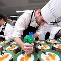 Làm thế nào để bếp trưởng chuẩn bị phần ăn cho những bữa tiệc sang trọng đón hàng nghìn khách một lúc? - Ảnh 2.
