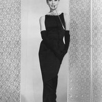 Audrey Hepburn - Đầm đen cổ điển và sang trọng