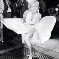 Marilyn Monroe - Sự quyến rũ của phái đẹp với váy cổ yếm