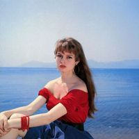 Twiggy - chân váy và đầm ngắn