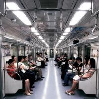 Đi bộ đến nhà ga, tàu điện và việc sử dụng phương tiện công cộng hàng ngày cũng