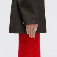 Bộ phụ kiện bao gồm khuyên tai và nhẫn trông giống dây điện thoại của Bottega Veneta