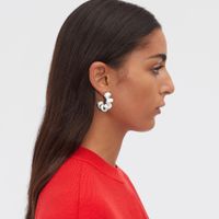 Bộ phụ kiện bao gồm khuyên tai và nhẫn trông giống dây điện thoại của Bottega Veneta