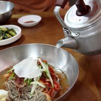 Naengmyeon có hai loại là Naengmyeon-mul và Naengmyeon-bibim.
