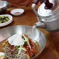 Naengmyeon có hai loại là Naengmyeon-mul và Naengmyeon-bibim.