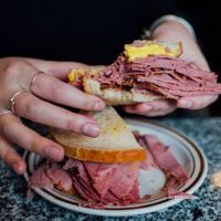 Bánh mì thịt xông khói Montreal tại Schwartz’s Deli