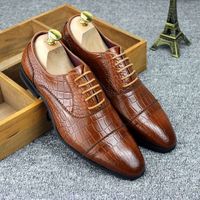 Về kiểu dáng, bạn nên chọn những kiểu giày ôm chân gọn gàng