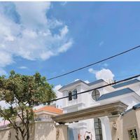 Bức ảnh toát ra mùi giàu có của Lệ Quyên: Trước mặt là xế hộp sang xịn, nhìn đến ngôi biệt thự phía sau còn choáng hơn! - Ảnh 2.