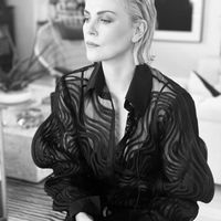 Mỹ nhân Fast & Furious - Charlize Theron diện sơ mi xuyên thấu của NTK Công Trí trên sóng truyền hình Mỹ-3