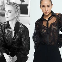 Mỹ nhân Fast & Furious - Charlize Theron diện sơ mi xuyên thấu của NTK Công Trí trên sóng truyền hình Mỹ-4