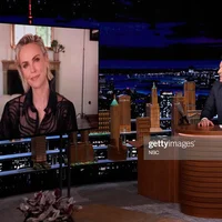 Mỹ nhân Fast & Furious - Charlize Theron diện sơ mi xuyên thấu của NTK Công Trí trên sóng truyền hình Mỹ