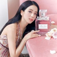 Jisoo chia sẻ bản thân không thể cưỡng lại mùi hương của chai nước hoa Miss Dior trứ danh