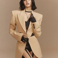 Lisa xuất hiện “nóng bỏng” trên bìa tạp chí Vogue Hồng Kông-4