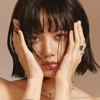 Lisa xuất hiện “nóng bỏng” trên bìa tạp chí Vogue Hồng Kông-8