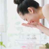 Bật mí cách sử dụng nước muối sinh lý trong chăm sóc da mặt