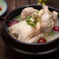 Gà tần sâm Samgyetang là món ăn vừa bổ lại thanh lọc cơ thể