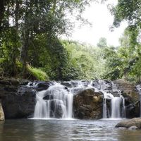 Bình an với thác nước ẩn mình phía sau ngôi chùa tĩnh lặng