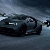 Siêu xe Bugatti Chiron - Les Légendes du Ciel - đọ sức với phản lực cơ Dassault Rafael Marine Fighter Jet