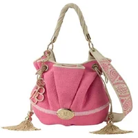 BB Bag được làm từ vải tweed và chất liệu giả da vì Brigitte Bardot phản đối việc sử dụng da động vật cũng như lông vũ