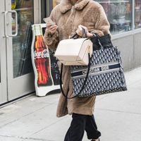 Bạn thoải mái đi làm, đi họp với Dior Book Tote mà không lo túi bị biến dạng, xô lệch hay thất lạc.