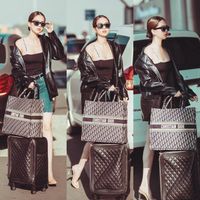 Túi Dior Book Tote dành riêng cho những quý cô yêu thích các chuyến đi.