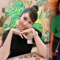 Bóc giá “phỏng tay” chiếc áo xanh lá xinh ngất ngây của người đẹp Thúy Ngân