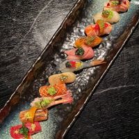 Nhà hàng Omakase phục vụ chủ yếu sushi và sashimi.
