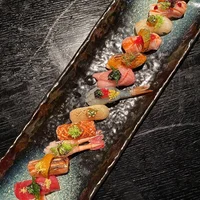 Nhà hàng Omakase phục vụ chủ yếu sushi và sashimi.