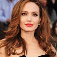 Angelina Jolie được ví như bông hoa hồng gợi cảm kiêu kỳ nhưng hoang dã của Hollywood.