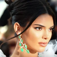 Không chạm tay trần lên mặt là quy tắc Kendall luôn tuân thủ từ khi còn bé để bào vệ làn da.