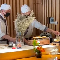 Tiệc sinh nhật ngập mùi tiền của Chao - rich kid 2k3: Tổ chức trong khách sạn dát vàng, tới đồ ăn cũng dát vàng luôn - Ảnh 1.
