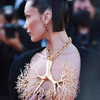 Cận cảnh chiếc vòng cổ che ngực trần của siêu mẫu Bella Hadid tại Cannes-3