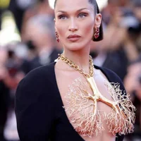 Cận cảnh chiếc vòng cổ che ngực trần của siêu mẫu Bella Hadid tại Cannes