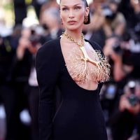 Cận cảnh chiếc vòng cổ che ngực trần của siêu mẫu Bella Hadid tại Cannes-2