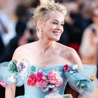 Sharon Stone mang cả “vườn hoa” lên thảm đỏ Cannes-4