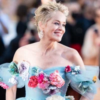 Sharon Stone mang cả “vườn hoa” lên thảm đỏ Cannes-4