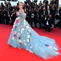 Sharon Stone mang cả “vườn hoa” lên thảm đỏ Cannes-2